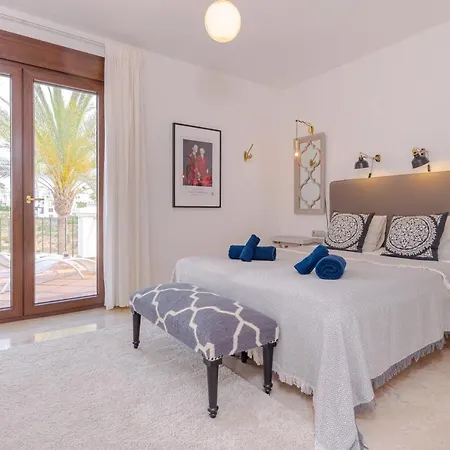 6-bdrm Andalusian Modern Next To Golf Course *
