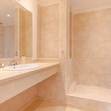 6-bdrm Andalusian Modern Next To Golf Course *