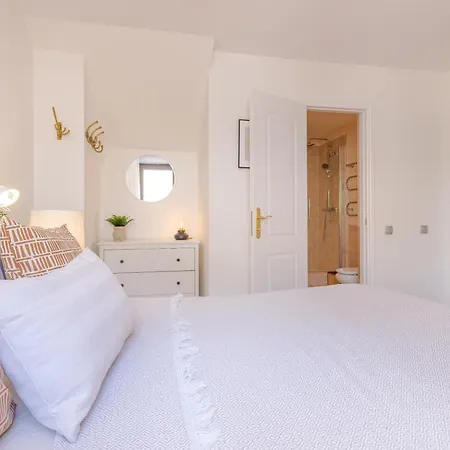 6-bdrm Andalusian Modern Next To Golf Course Apartment