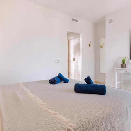 6-bdrm Andalusian Modern Next To Golf Course Apartment *